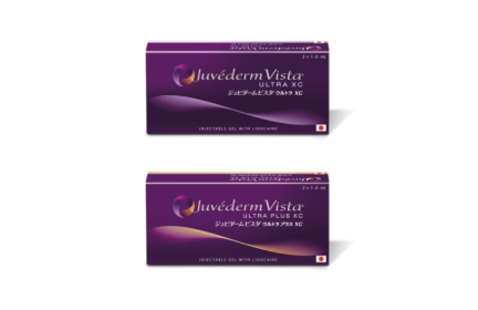 Juvederm Vista Ultra XC Ultra Plus XC製品の箱の画像です。パッケージは紫と銀色で、リドカインを含む注射用ジェルであることが記されています。