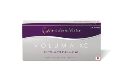 VYCROSS Collection Juvederm Vista Voluma XC 製品の箱の画像。パッケージは紫と銀色で、リドカインを含む注射用ジェルであることが記されています